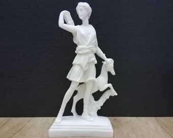 Artemisa con ciervos, diosa griega romana de la caza, 24,5 cm (9,64 pulgadas), estatua hecha a mano en mármol y alabastro fundido.