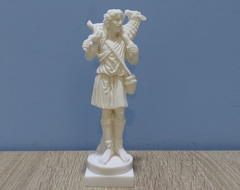 Estatua del Buen Pastor: Escultura religiosa de alabastro fundido a mano (17 cm)