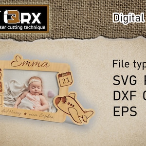 Pode incluir: Uma moldura de madeira com o nome "Emma" gravado no topo. A moldura inclui uma foto de um bebê, com detalhes como peso (2.810 gramas) e altura (50 cm). Arquivo digital disponível.