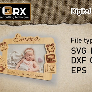 Pode incluir: Moldura de madeira com o nome "Emma" gravado, com uma foto de bebê. Inclui um carro, calendário, relógio, peso (2.810 gramas) e detalhes de altura (50 cm). Arquivo digital.