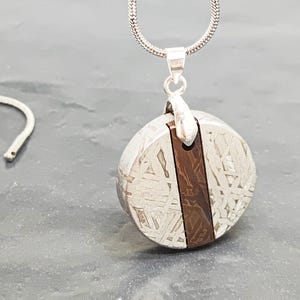 18,7 g Naturmeteoriten-Schnitzanhänger ， Muonionalusta Meteoriten-Halskette, Geschenk, Muster, Sammlung QD304