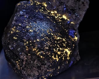 Uv Reactive Fluorescent stone from New Jersey
