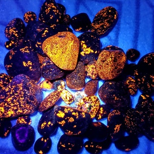 Yooperlite Large- 1-2oz, Yooperstone, Fluorescing Sodalite, Emberlite, Healing/glowing rock! stone/gem/mineral glowing rock- unique!!!