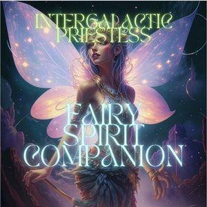 Peut inclure: Une illustration numérique d'une fée aux ailes irisées et une couronne. La fée porte un collier en or et une tenue bleue et verte. Le texte "Intergalactic Priestess Fairy Spirit Companion" est écrit en bleu clair.