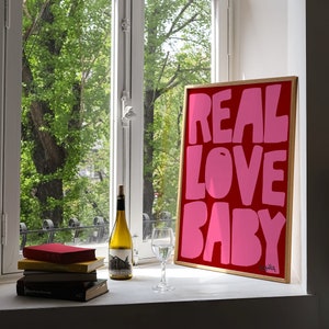 Real Love Baby Print RED PINK - Typografie Print, Retro Wandkunst, Wohnheim Wandkunst, Trending Wandkunst, Ästhetische Wandkunst, Kunstposter UNGERAHMT