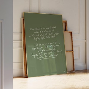 Könnte beinhalten: Ein gerahmter Kunstdruck mit grünem Hintergrund und goldenem Rand. Der handschriftliche Text in Weiß lautet: „Now there's no one to text...Right, left, baby steps...I'll be my own pair of safe hands...Right, left, for now I'm taking sa-sa-ba-baby steps.“