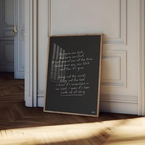 K&ouml;nnte beinhalten: Ein gerahmter schwarzer Druck mit wei&szlig;em handschriftlichem Text. Der Text lautet: "The more you look, the more you find. It's all around you all the time. Catches your eye, you blink and then it's gone." Der Druck ist in einem hellen Holzrahmen.
