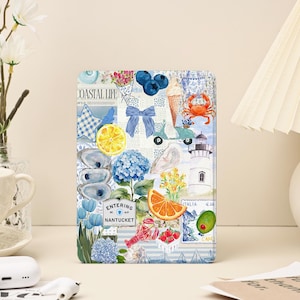 以下が含まれることがあります： 海岸をテーマにしたコラージュデザインの正方形ケース。ブルーベリー、カニ、灯台のイラストと「Coastal Life」と「Entering Nantucket」の文字がデザインされています。配色は主に青、白、オレンジです。