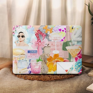 Puede incluir: Una piel para portátil con un diseño de collage colorido que presenta a una mujer con gafas de sol, una botella de champán, una copa de martini, una entrada de cine, un estampado de leopardo, una flor y una pluma de pavo real.