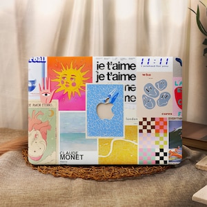 Könnte beinhalten: Ein Laptop-Computer, der mit bunten Aufklebern bedeckt ist. Die Aufkleber zeigen verschiedene Designs, darunter eine Sonne, ein Herz, ein Schachbrettmuster, ein Smiley und den Text "je t'aime". Der Laptop hat auch einen Aufkleber mit dem Text "Claude Monet" und "Marine".