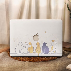 Könnte beinhalten: Weiße Laptop-Hülle mit einem Design von fünf Katzen in einer Waldlandschaft. Die Katzen sind in einem einfachen, minimalistischen Stil gezeichnet und alle in die gleiche Richtung blickend. Die Hülle hat einen Ausschnitt für das Apple-Logo.