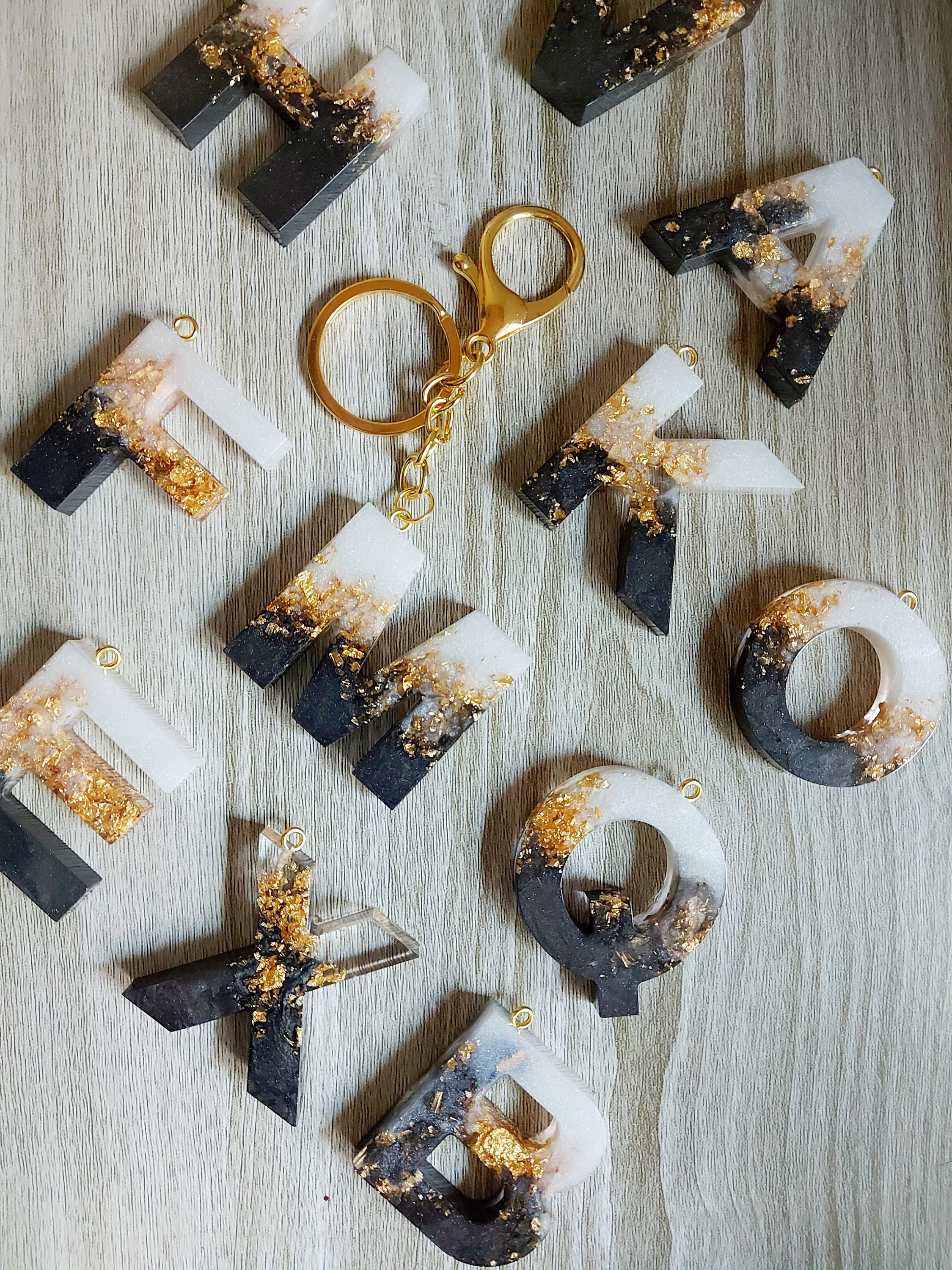 Key rings - Metal & resin, gold, black & white — Fashion