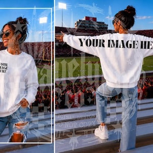Könnte beinhalten: Ein weißes Langarm-Sweatshirt mit dem Text YOUR IMAGE HERE auf der linken Brustseite und auf dem Rücken. Das Sweatshirt wird mit einer hellblauen, abgenutzten Jeans kombiniert. Das Kleidungsstück ist von vorne und hinten zu sehen.