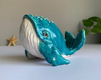 Figurine de baleine en céramique de couleur bleue. Un magnifique chef-d'œuvre océanique pour votre décoration intérieure