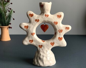 Bougeoir en céramique blanche avec coeurs peints pour une bougie fait main pour la décoration intérieure et cadeau de la Saint-Valentin