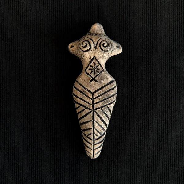 Godin van de vruchtbaarheid. Trypillya-cultuur. Afbeelding van vruchtbaarheid. Keramisch beeldje van een vrouw. Beeldje van Venus Cucuteni. Amulet van vruchtbaarheid.