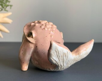 ギフトに最適な、ピンクの陶器製クジラの手作り置物、大きな海の魚