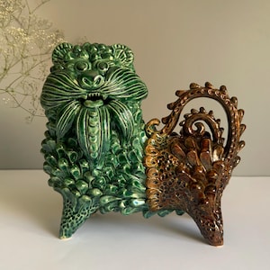 Gran escultura de cerámica de un león.