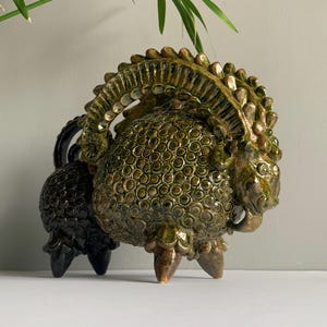 Stor Keramikstaty med Ram, Tvåfärgad Olivgrön Svart Fårfigur OOAK Horndjur Konst Keramik