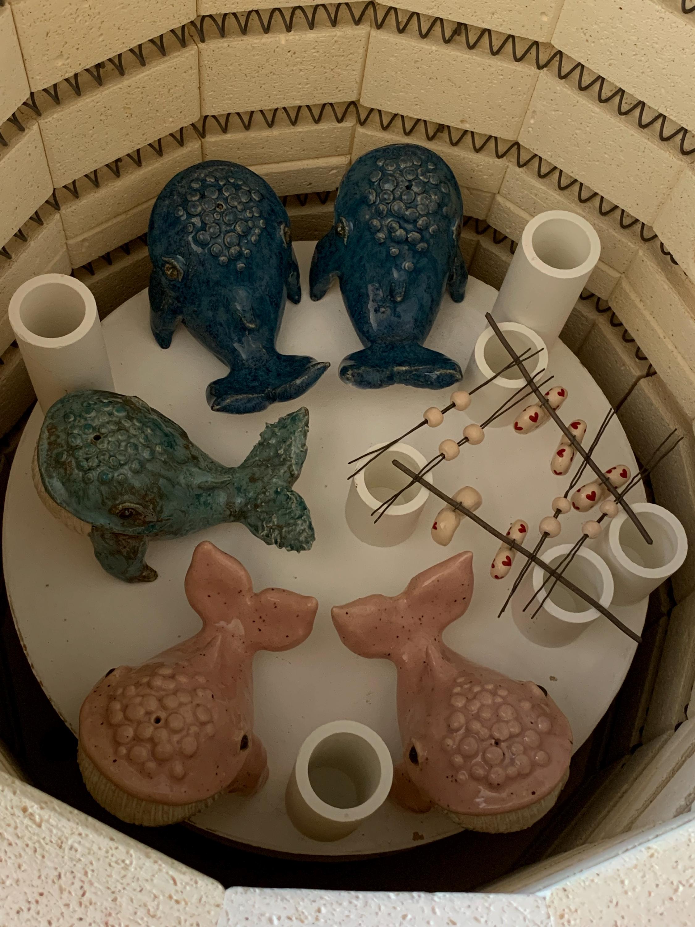 ギフトに最適な、ピンクの陶器製クジラの手作り置物、大きな海の魚