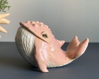 ギフトに最適な、ピンクの陶器製クジラの手作り置物、大きな海の魚