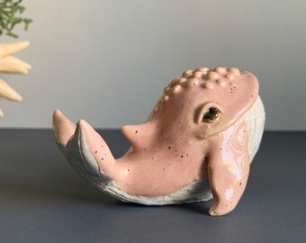 ギフトに最適な、ピンクの陶器製クジラの手作り置物、大きな海の魚