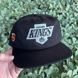 ヴィンテージスタイルのロサンゼルスキングスハット - ウェイン・グレツキー - ホッケー - スターターとスポーツスペシャルティの90年代レトロスナップバックNHLに類似