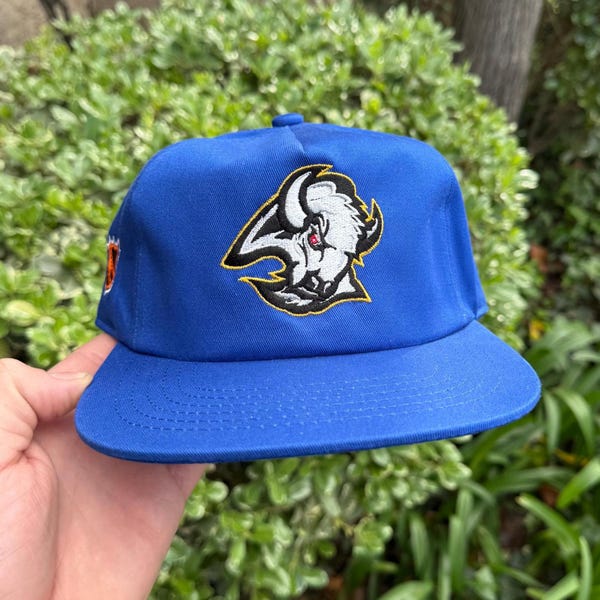 Vintage Style Buffalo Sabres Reverse Retro BLUE Hat - Ziegenkopf-Logo - Hockey - ähnlich wie Starter, Sports Specialties 90er Retro SnapBack NHL
