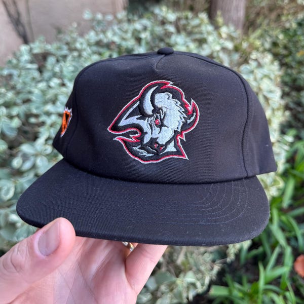 Vintage Style Buffalo Sabres Cap - Ziegenkopf - Logo - Schwarz Rot Hockey - ähnlich wie Starter and Sports Specialties 90er Retro SnapBack NHL