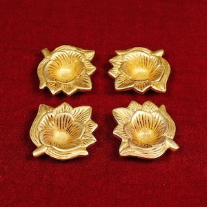 Brass Diya for Puja Temple Decoration, Flower Shape Diya Stand Oil Lamp for Home Mandir, Pooja Articles Decor Gifts Item, Home Decor Oil Dia