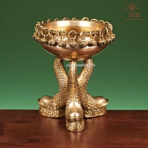 Ciotola tradizionale Urli in ottone da 8&quot; con gambe di pesce, statua in ottone per tavolo angolare, decorazione Urli, decorazione per la casa in ottone fiore Uruli, vaso Diya galleggiante