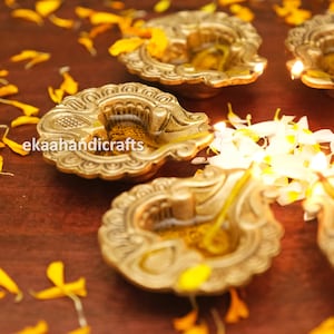 Brass Diya for Puja Temple Decoration, Leaf Shape Diya Stand Oil Lamp for Home Mandir, Pooja Articles Decor Gifts Item, Home Decor Oil Dia