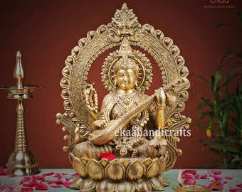 真鍮製サラスワティ知識の女神。最も美しく輝く顔を持つ 白鳥に乗ったサラスワティ女神像：接着ブロンズ製ヒンドゥー美術（21cm