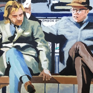 Può includere: Un dipinto a olio raffigura due uomini seduti su una panchina di legno. Uno indossa una giacca verde chiaro e pantaloni blu, l'altro una giacca blu, pantaloni marroni e un cappello. Lo sfondo presenta un cartello con la scritta "LONDON BO".