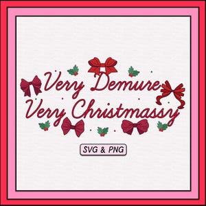 以下が含まれることがあります： 赤と白のクリスマスをテーマにしたグラフィックで、"Very Demure Very Christmassy"というテキストと、その下に"SVG & PNG"という単語が書かれています。グラフィックには、赤いリボンとヒイラギの葉がいくつか描かれています。