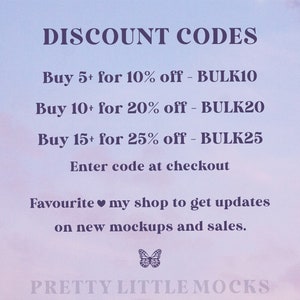 Puede incluir: Un gr&aacute;fico con un fondo degradado morado y rosa. El texto "DISCOUNT CODES" est&aacute; en la parte superior del gr&aacute;fico. El texto a continuaci&oacute;n enumera los c&oacute;digos de descuento para compras al por mayor: "Buy 5+ for 10% off - BULK10", "Buy 10+ for 20% off - BULK20", "Buy 15+ for 25% off - BULK25". El texto "Enter code at checkout" est&aacute; debajo de los c&oacute;digos de descuento. El texto "Favourite my shop to get updates on new mockups and sales." est&aacute; debajo de las instrucciones de pago. Un gr&aacute;fico de mariposa est&aacute; debajo del texto. El texto "PRETTY LITTLE MOCKS" est&aacute; en la parte inferior del gr&aacute;fico.