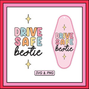 以下が含まれることがあります： 虹色の文字で「DRIVE SAFE bestie」と書かれたピンク色のモテルのキータグ。文字の周りは黄色の星で囲まれています。キータグは白い背景にあり、その下に「SVG & PNG」という文字があります。