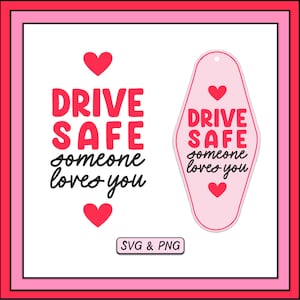 以下が含まれることがあります： 安全運転を。愛する人がいます。ピンクと赤のバレンタインデーをテーマにしたデザインで、モーテルのキータグとテキストグラフィックがあります。SVGとPNGファイルが含まれています。