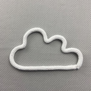 Puede incluir: Una forma de nube blanca hecha de una cuerda blanca gruesa, sobre un fondo gris con un patrón de puntos.