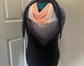 Écharpe châle dégradé - accessoire de mode pour femme, châle au crochet fait main - pêche à noir