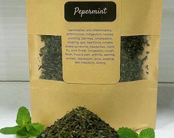Könnte beinhalten: Ein brauner Papierbeutel mit einem Etikett, auf dem "VOMOV vomovplants.com Dried Leaves organic hand-picked air-dried Peppermint" steht und eine Liste der Vorteile von Pfefferminze. Der Beutel ist offen und ein Haufen getrockneter grüner Pfefferminzblätter fällt heraus.