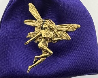 Broche de fada em estanho banhado a ouro