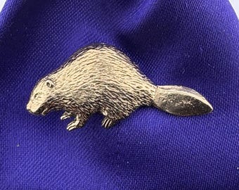 Broche de castor em estanho banhado a ouro