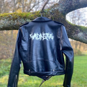 Blouson en cuir végétalien avec calligraphie gothique « Tristesse »