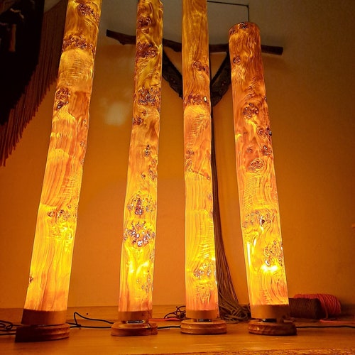 Lampadaire artisanal en placage de loupe de peuplier, style bohème organique, lampe artisanale en bois pour le salon.