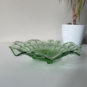 Vintage Green Glass Dish / Vintage Scalloped Edged Footed Bowl / Vintage Fruit Bowl / Vintage Trinket Bowl / Vintage Jewellery Bowl
