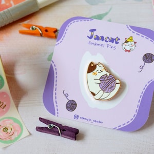 Jancat Adorable Hard Enamel Pin - Cute Cat Pin - Kawaii Accessories Pin Badge - Cat Playtime Pin - Cute Gift - Original Design - Canadian