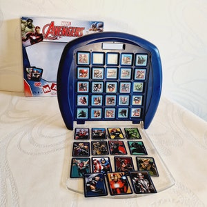 Op de afbeelding: Een blauw Marvel Avengers memory game met een transparante plastic lade met 20 karakterkaarten. Het spelbord heeft 36 vakjes met afbeeldingen van Avengers-personages. De doos heeft een afbeelding van Hulk, Iron Man en Captain America.