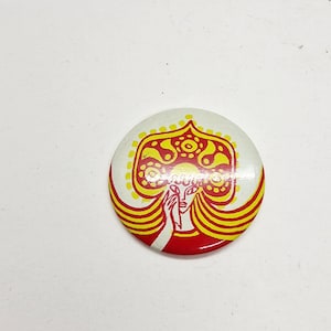 Sovjetisk vintage-nål med en otrevlig prinsessa, tillverkad i Sovjetunionen på 1980-talet