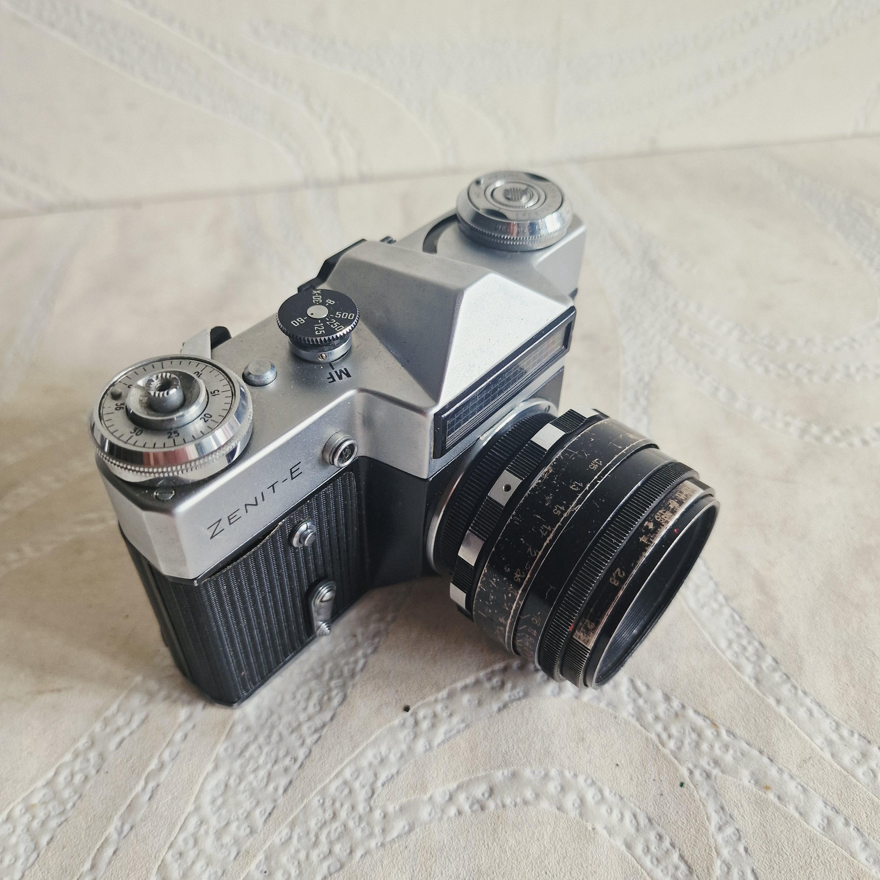 ソ連製ビンテージ Zenit 35mm フォトカメラ、オリジナルレザーケース